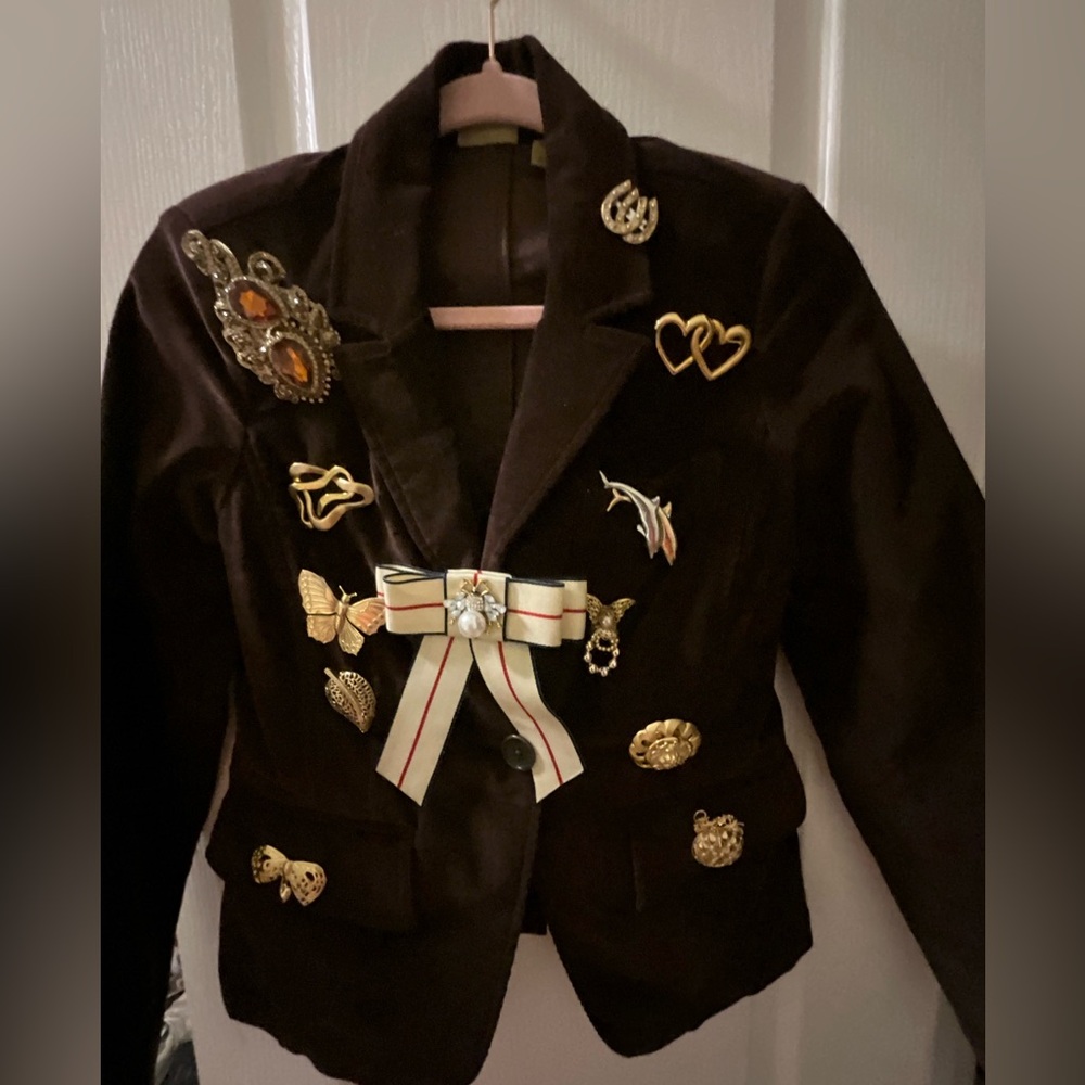 Brooch jacket